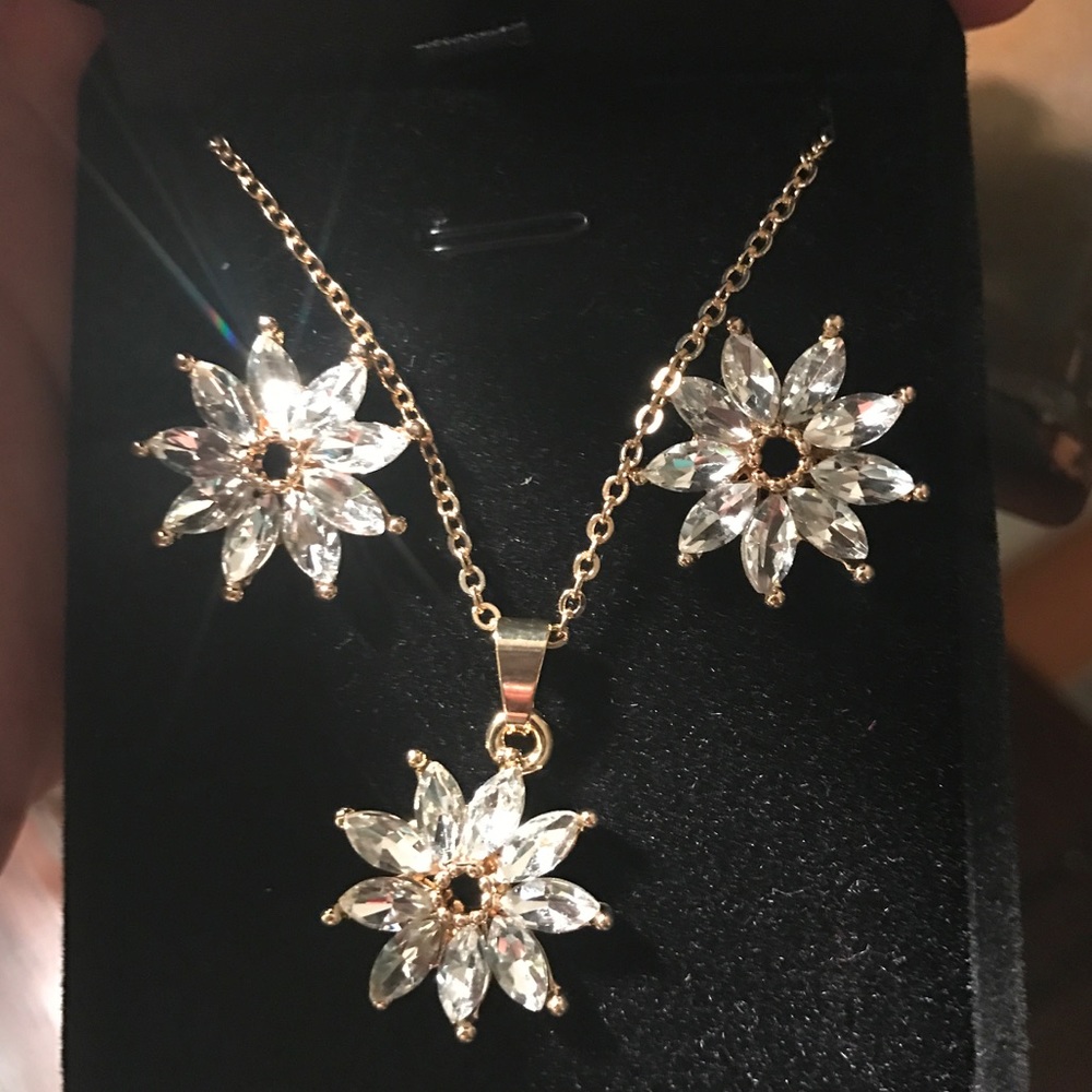 Cute Gold Plated Zirconia Necklace Earrings set. - Picture 8 of 8